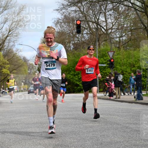 12.04.2026 - 45. Internationalen Wilhelmsburger Insellauf J. Mangold http://msf.ph/oto/9508211 12.04.2026 12:51:51 Ziel 5809, 5326, 2787, 5627, 5493, 4560, 2779, 3903, 5479, 5797, 4529, 5758, 2033, 4571, 2414, 4609 meine-sportfotos.de