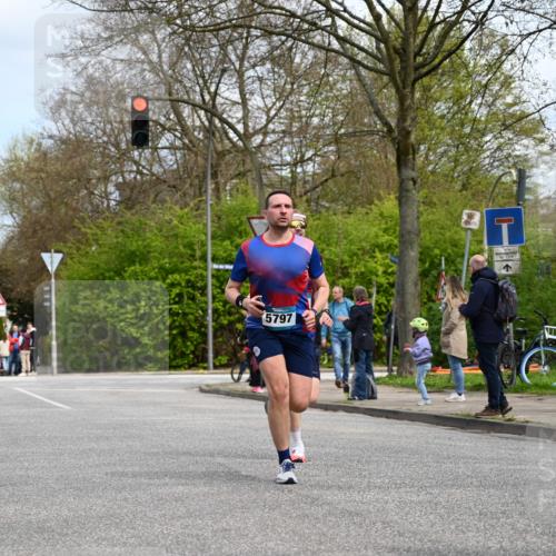 12.04.2026 - 45. Internationalen Wilhelmsburger Insellauf J. Mangold http://msf.ph/oto/9508220 12.04.2026 12:51:55 Ziel 5809, 5326, 2787, 5627, 5493, 4560, 2779, 3903, 5479, 5797, 4529, 5758, 5758, 2033, 4571, 2414, 2414, 4609 meine-sportfotos.de
