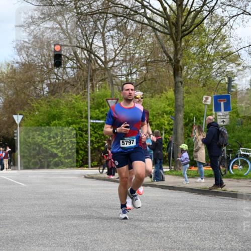 12.04.2026 - 45. Internationalen Wilhelmsburger Insellauf J. Mangold http://msf.ph/oto/9508221 12.04.2026 12:51:56 Ziel 5809, 5326, 2787, 5627, 5493, 4560, 2779, 3903, 5479, 5797, 4529, 5758, 2033, 4571, 2414, 4609, 5779 meine-sportfotos.de