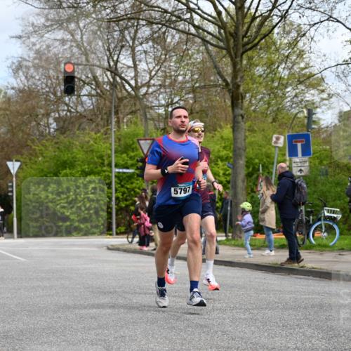 12.04.2026 - 45. Internationalen Wilhelmsburger Insellauf J. Mangold http://msf.ph/oto/9508222 12.04.2026 12:51:56 Ziel 5809, 5326, 2787, 5627, 5493, 4560, 2779, 3903, 5479, 5797, 4529, 5758, 2033, 4571, 2414, 4609, 5779 meine-sportfotos.de