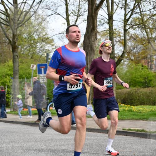 12.04.2026 - 45. Internationalen Wilhelmsburger Insellauf J. Mangold http://msf.ph/oto/9508233 12.04.2026 12:51:57 Ziel 5809, 5326, 2787, 5627, 5493, 4560, 2779, 3903, 5479, 5797, 4529, 5758, 2033, 4571, 2414, 4609, 5779 meine-sportfotos.de