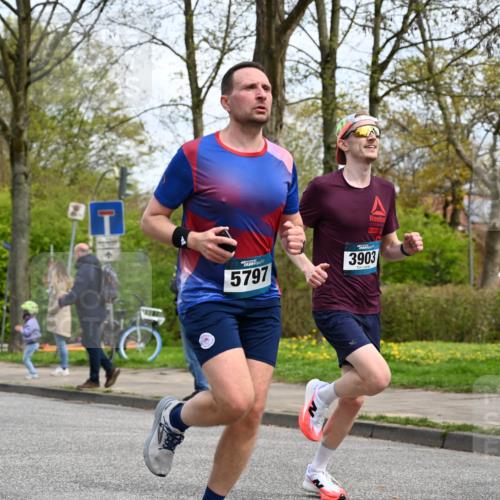 12.04.2026 - 45. Internationalen Wilhelmsburger Insellauf J. Mangold http://msf.ph/oto/9508234 12.04.2026 12:51:57 Ziel 5809, 5326, 2787, 5627, 5493, 4560, 2779, 3903, 5479, 5797, 4529, 5758, 2033, 4571, 2414, 4609, 5779 meine-sportfotos.de