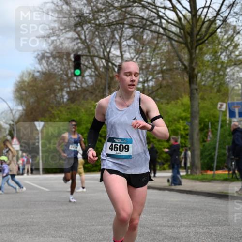 12.04.2026 - 45. Internationalen Wilhelmsburger Insellauf J. Mangold http://msf.ph/oto/9508311 12.04.2026 12:52:18 Ziel 5758, 2033, 4571, 2414, 4609, 5779, 4346, 5763 meine-sportfotos.de