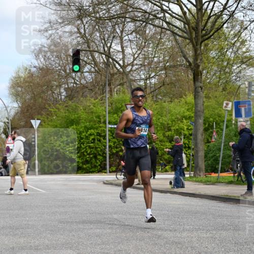 12.04.2026 - 45. Internationalen Wilhelmsburger Insellauf J. Mangold http://msf.ph/oto/9508316 12.04.2026 12:52:19 Ziel 5758, 2033, 4571, 2414, 4609, 5779, 4346, 5763 meine-sportfotos.de