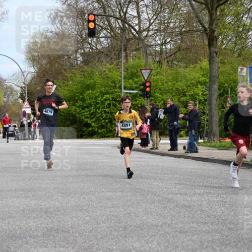 12.04.2026 - 45. Internationalen Wilhelmsburger Insellauf J. Mangold http://msf.ph/oto/9508401 12.04.2026 12:52:56 Ziel 5763, 2896, 5621, 4879, 4891, 5127, 2218, 4183, 3749, 3160, 5628, 5447, 5464, 5358, 5358 meine-sportfotos.de