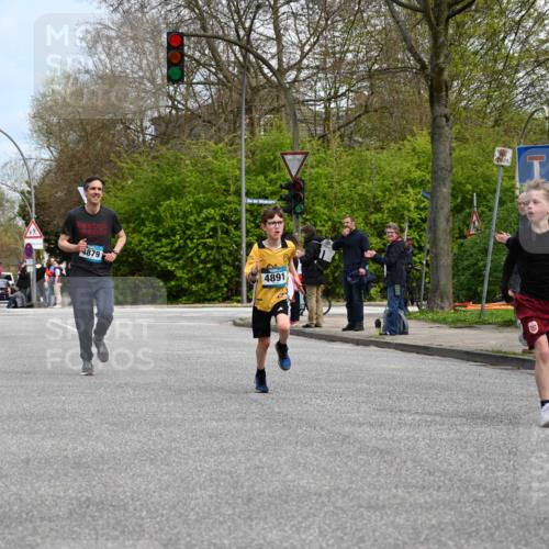 12.04.2026 - 45. Internationalen Wilhelmsburger Insellauf J. Mangold http://msf.ph/oto/9508403 12.04.2026 12:52:56 Ziel 5763, 2896, 5621, 4879, 4891, 5127, 2218, 4183, 3749, 3160, 5628, 5447, 5464, 5358, 5358 meine-sportfotos.de