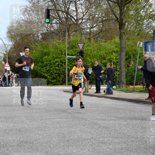 12.04.2026 - 45. Internationalen Wilhelmsburger Insellauf J. Mangold http://msf.ph/oto/9508404 12.04.2026 12:52:56 Ziel 5763, 2896, 5621, 4879, 4891, 5127, 2218, 4183, 3749, 3160, 5628, 5447, 5464, 5358, 5358 meine-sportfotos.de