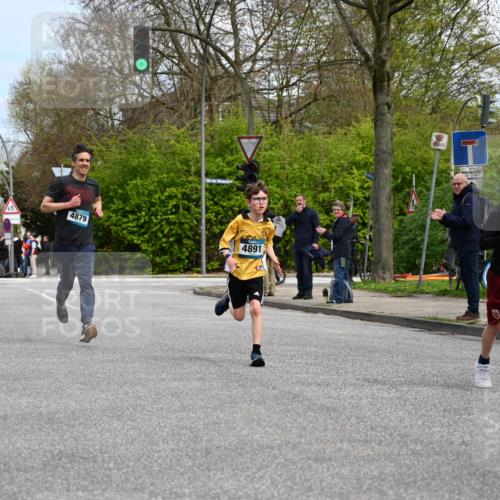 12.04.2026 - 45. Internationalen Wilhelmsburger Insellauf J. Mangold http://msf.ph/oto/9508405 12.04.2026 12:52:56 Ziel 5763, 2896, 5621, 4879, 4891, 5127, 2218, 4183, 3749, 3160, 5628, 5447, 5464, 5358, 5358 meine-sportfotos.de