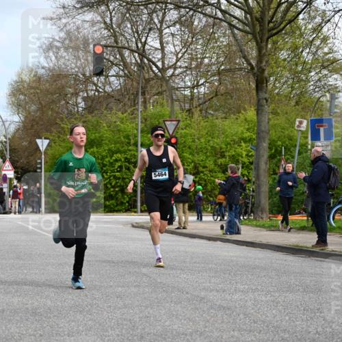 12.04.2026 - 45. Internationalen Wilhelmsburger Insellauf J. Mangold http://msf.ph/oto/9508456 12.04.2026 12:53:13 Ziel 5127, 2218, 4183, 3749, 3160, 5628, 5447, 5464, 5358, 3293, 4317, 5227, 3294, 3520, 5143, 5754, 4592, 4455, 4037 meine-sportfotos.de