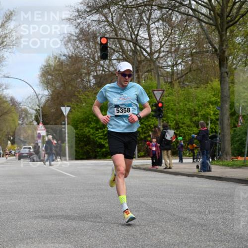 12.04.2026 - 45. Internationalen Wilhelmsburger Insellauf J. Mangold http://msf.ph/oto/9508473 12.04.2026 12:53:19 Ziel 4183, 3749, 3160, 5628, 5447, 5464, 5358, 3293, 4317, 5227, 3294, 3520, 5143, 5754, 4592, 4455, 4037, 5784, 5785, 4658 meine-sportfotos.de