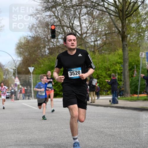 12.04.2026 - 45. Internationalen Wilhelmsburger Insellauf J. Mangold http://msf.ph/oto/9508520 12.04.2026 12:53:37 Ziel 3293, 4317, 5227, 3294, 3520, 5143, 5754, 4592, 4455, 4037, 4455, 4037, 5784, 5785, 4658, 5787, 3254, 5788, 5788, 3000, 4823, 5743 meine-sportfotos.de