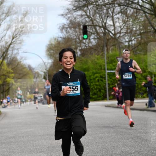 12.04.2026 - 45. Internationalen Wilhelmsburger Insellauf J. Mangold http://msf.ph/oto/9508576 12.04.2026 12:53:45 Ziel 3293, 4317, 5227, 3294, 3520, 5143, 5754, 4592, 4455, 4037, 5784, 5785, 4658, 5787, 3254, 5788, 3000, 4823, 3000, 4823, 5743, 4924, 5630, 5858 meine-sportfotos.de