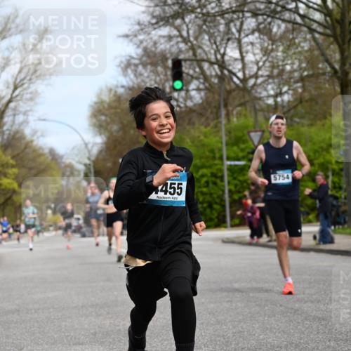 12.04.2026 - 45. Internationalen Wilhelmsburger Insellauf J. Mangold http://msf.ph/oto/9508577 12.04.2026 12:53:45 Ziel 3293, 4317, 5227, 3294, 3520, 5143, 5754, 4592, 4455, 4037, 5784, 5785, 4658, 5787, 3254, 5788, 3000, 4823, 3000, 4823, 5743, 4924, 5630, 5858 meine-sportfotos.de