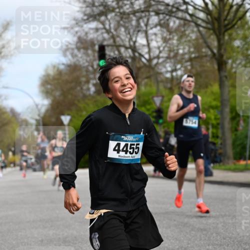 12.04.2026 - 45. Internationalen Wilhelmsburger Insellauf J. Mangold http://msf.ph/oto/9508579 12.04.2026 12:53:45 Ziel 3293, 4317, 5227, 3294, 3520, 5143, 5754, 4592, 4455, 4037, 5784, 5785, 4658, 5787, 3254, 5788, 3000, 4823, 3000, 4823, 5743, 4924, 5630, 5858 meine-sportfotos.de