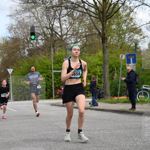 12.04.2026 - 45. Internationalen Wilhelmsburger Insellauf J. Mangold http://msf.ph/oto/9508600 12.04.2026 12:53:48 Ziel 3293, 4317, 5227, 3294, 3520, 5143, 5754, 4592, 4455, 4037, 5784, 5785, 4658, 5787, 3254, 3254, 5788, 3000, 4823, 5743, 4924, 5630, 5858, 3661, 2852, 2085 meine-sportfotos.de