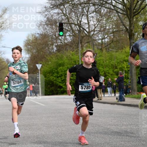 12.04.2026 - 45. Internationalen Wilhelmsburger Insellauf J. Mangold http://msf.ph/oto/9508613 12.04.2026 12:53:50 Ziel 4317, 5227, 3294, 3520, 5143, 5754, 4592, 4455, 4037, 5784, 5785, 4658, 5787, 3254, 5788, 3000, 4823, 5743, 4924, 5630, 5858, 3661, 2852, 2085 meine-sportfotos.de