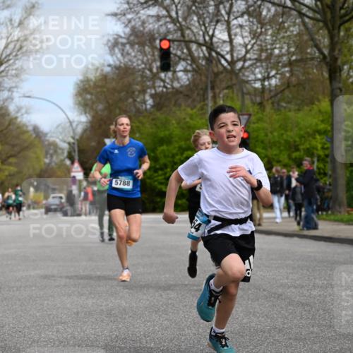 12.04.2026 - 45. Internationalen Wilhelmsburger Insellauf J. Mangold http://msf.ph/oto/9508630 12.04.2026 12:53:58 Ziel 5754, 4592, 4455, 4037, 5784, 5785, 4658, 5787, 3254, 5788, 3000, 4823, 5743, 4924, 5630, 5858, 3661, 2852, 3661, 2852, 2085, 5016 meine-sportfotos.de