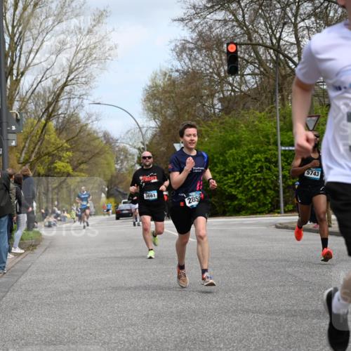 12.04.2026 - 45. Internationalen Wilhelmsburger Insellauf J. Mangold http://msf.ph/oto/9508673 12.04.2026 12:54:11 Ziel 5787, 3254, 5788, 3000, 4823, 5743, 4924, 5630, 5858, 3661, 2852, 2085, 2085, 5016, 3157, 5283, 3163, 4472, 5478 meine-sportfotos.de