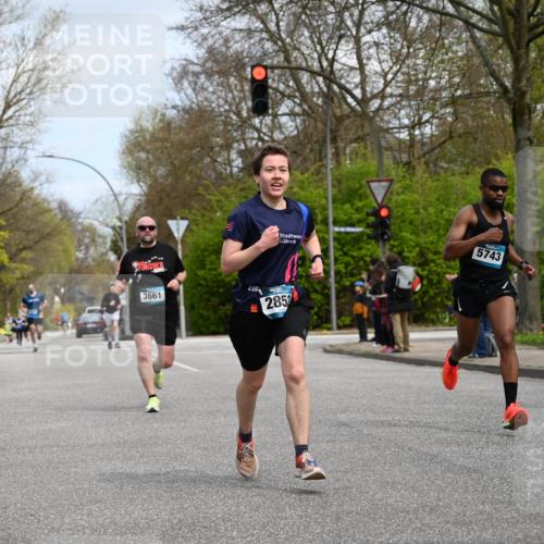 12.04.2026 - 45. Internationalen Wilhelmsburger Insellauf J. Mangold http://msf.ph/oto/9508681 12.04.2026 12:54:12 Ziel 3254, 5788, 3000, 4823, 5743, 4924, 5630, 5858, 3661, 2852, 2085, 5016, 3157, 5283, 3163, 4472, 5478 meine-sportfotos.de