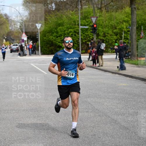 12.04.2026 - 45. Internationalen Wilhelmsburger Insellauf J. Mangold http://msf.ph/oto/9508700 12.04.2026 12:54:21 Ziel 3000, 4823, 5743, 4924, 5630, 5858, 3661, 2852, 2085, 5016, 3157, 5283, 3163, 4472, 5478, 5513, 5296 meine-sportfotos.de
