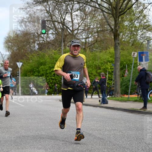 12.04.2026 - 45. Internationalen Wilhelmsburger Insellauf J. Mangold http://msf.ph/oto/9508712 12.04.2026 12:54:36 Ziel 2085, 5016, 3157, 5283, 3163, 4472, 5478, 5513, 5296, 4570, 3302, 2235, 3899, 3899, 3300, 5213, 3411, 4041, 5086, 5087, 4079, 4678 meine-sportfotos.de