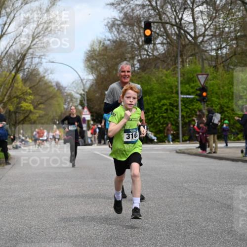 12.04.2026 - 45. Internationalen Wilhelmsburger Insellauf J. Mangold http://msf.ph/oto/9508722 12.04.2026 12:54:37 Ziel 5016, 3157, 5283, 3163, 4472, 5478, 5513, 5296, 4570, 3302, 2235, 3899, 3300, 5213, 3300, 5213, 3411, 4041, 5086, 5087, 4079, 4678, 3177 meine-sportfotos.de