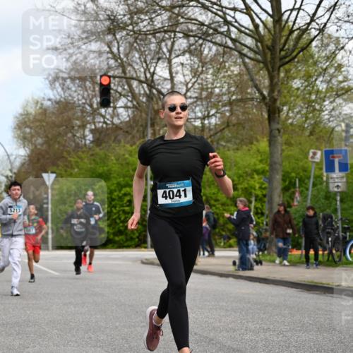 12.04.2026 - 45. Internationalen Wilhelmsburger Insellauf J. Mangold http://msf.ph/oto/9508767 12.04.2026 12:55:02 Ziel 5513, 5296, 4570, 3302, 2235, 3899, 3300, 5213, 3411, 4041, 5086, 5087, 4079, 4678, 3177, 5119, 2737, 2820, 5109, 5361, 4811 meine-sportfotos.de