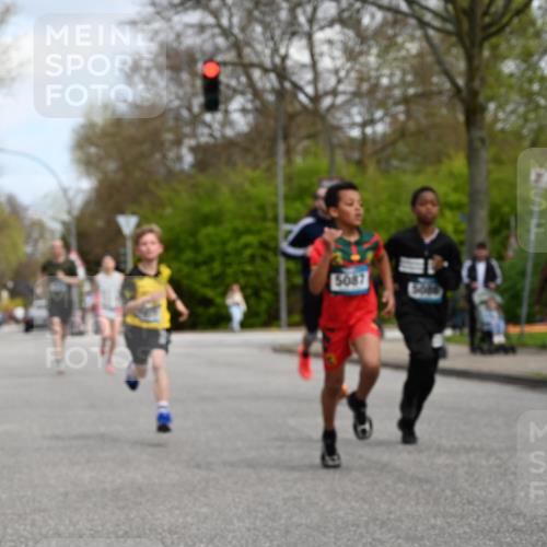 12.04.2026 - 45. Internationalen Wilhelmsburger Insellauf J. Mangold http://msf.ph/oto/9508792 12.04.2026 12:55:05 Ziel 5513, 5296, 4570, 3302, 2235, 3899, 3300, 5213, 3411, 4041, 5086, 5087, 4079, 4678, 3177, 5119, 2737, 2820, 5109, 5361, 4811, 4728 meine-sportfotos.de