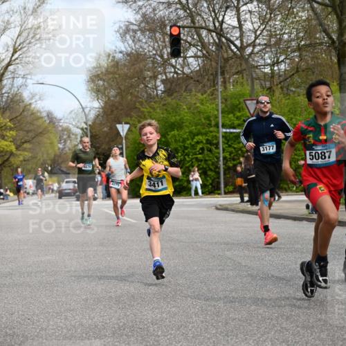 12.04.2026 - 45. Internationalen Wilhelmsburger Insellauf J. Mangold http://msf.ph/oto/9508796 12.04.2026 12:55:05 Ziel 5513, 5296, 4570, 3302, 2235, 3899, 3300, 5213, 3411, 4041, 5086, 5087, 4079, 4678, 3177, 5119, 2737, 2820, 5109, 5361, 4811, 4728 meine-sportfotos.de