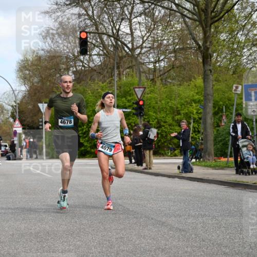 12.04.2026 - 45. Internationalen Wilhelmsburger Insellauf J. Mangold http://msf.ph/oto/9508819 12.04.2026 12:55:08 Ziel 5296, 4570, 3302, 2235, 3899, 3300, 5213, 3411, 4041, 5086, 5087, 4079, 4678, 3177, 5119, 2737, 2820, 5109, 5361, 4811, 4728, 3315, 5463 meine-sportfotos.de