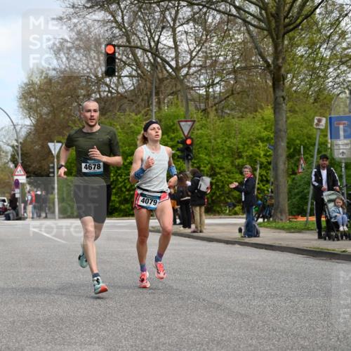 12.04.2026 - 45. Internationalen Wilhelmsburger Insellauf J. Mangold http://msf.ph/oto/9508820 12.04.2026 12:55:08 Ziel 5296, 4570, 3302, 2235, 3899, 3300, 5213, 3411, 4041, 5086, 5087, 4079, 4678, 3177, 5119, 2737, 2820, 5109, 5361, 4811, 4728, 3315, 5463 meine-sportfotos.de