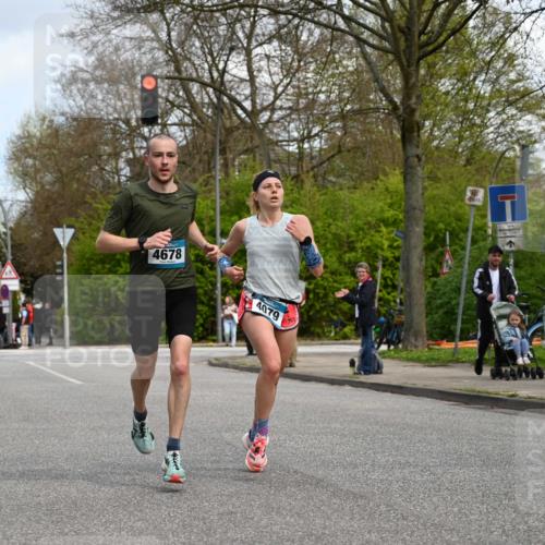 12.04.2026 - 45. Internationalen Wilhelmsburger Insellauf J. Mangold http://msf.ph/oto/9508824 12.04.2026 12:55:08 Ziel 5296, 4570, 3302, 2235, 3899, 3300, 5213, 3411, 4041, 5086, 5087, 4079, 4678, 3177, 5119, 2737, 2820, 5109, 5361, 4811, 4728, 3315, 5463 meine-sportfotos.de
