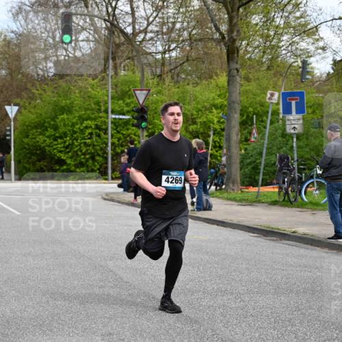 12.04.2026 - 45. Internationalen Wilhelmsburger Insellauf J. Mangold http://msf.ph/oto/9508973 12.04.2026 12:55:57 Ziel 3315, 5463, 4459, 5817, 5321, 4311, 2017, 2074, 5780, 5857, 2937, 5113, 5118, 3404, 2344, 5114, 5255, 4269, 3627, 3627, 5133, 5680, 4545, 5101, 4261, 4261, 4933, 5131, 5184, 5446, 4859, 5729, 5134, 3620 meine-sportfotos.de