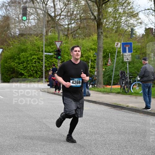 12.04.2026 - 45. Internationalen Wilhelmsburger Insellauf J. Mangold http://msf.ph/oto/9508974 12.04.2026 12:55:57 Ziel 3315, 5463, 4459, 5817, 5321, 4311, 2017, 2074, 5780, 5857, 2937, 5113, 5118, 3404, 2344, 5114, 5255, 4269, 3627, 3627, 5133, 5680, 4545, 5101, 4261, 4261, 4933, 5131, 5184, 5446, 4859, 5729, 5134, 3620 meine-sportfotos.de