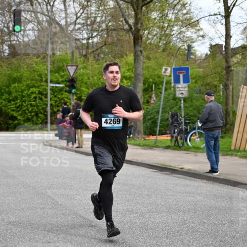 12.04.2026 - 45. Internationalen Wilhelmsburger Insellauf J. Mangold http://msf.ph/oto/9508976 12.04.2026 12:55:57 Ziel 3315, 5463, 4459, 5817, 5321, 4311, 2017, 2074, 5780, 5857, 2937, 5113, 5118, 3404, 2344, 5114, 5255, 4269, 3627, 3627, 5133, 5680, 4545, 5101, 4261, 4261, 4933, 5131, 5184, 5446, 4859, 5729, 5134, 3620 meine-sportfotos.de