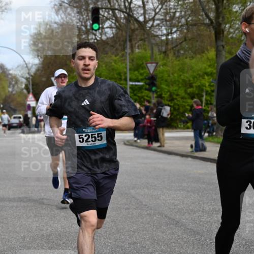 12.04.2026 - 45. Internationalen Wilhelmsburger Insellauf J. Mangold http://msf.ph/oto/9509004 12.04.2026 12:56:04 Ziel 5321, 4311, 2017, 2074, 5780, 5857, 2937, 5113, 5118, 3404, 2344, 5114, 5255, 4269, 3627, 5133, 5680, 4545, 5101, 4261, 4933, 5131, 5184, 5446, 4859, 5729, 5134, 3620, 4848, 5410, 4168, 4921, 4922, 4237 meine-sportfotos.de