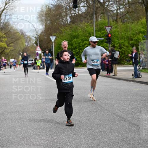 12.04.2026 - 45. Internationalen Wilhelmsburger Insellauf J. Mangold http://msf.ph/oto/9509029 12.04.2026 12:56:13 Ziel 5118, 3404, 2344, 5114, 5255, 4269, 3627, 5133, 5680, 4545, 5101, 4261, 4933, 5131, 5184, 5446, 4859, 5729, 5134, 3620, 4848, 5410, 4168, 4168, 4921, 4922, 4237, 5094, 4835, 5141, 5549, 5163 meine-sportfotos.de