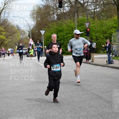 12.04.2026 - 45. Internationalen Wilhelmsburger Insellauf J. Mangold http://msf.ph/oto/9509030 12.04.2026 12:56:13 Ziel 5118, 3404, 2344, 5114, 5255, 4269, 3627, 5133, 5680, 4545, 5101, 4261, 4933, 5131, 5184, 5446, 4859, 5729, 5134, 3620, 4848, 5410, 4168, 4168, 4921, 4922, 4237, 5094, 4835, 5141, 5549, 5163 meine-sportfotos.de