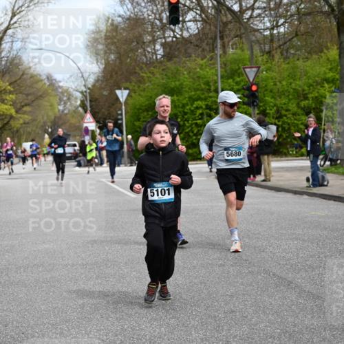12.04.2026 - 45. Internationalen Wilhelmsburger Insellauf J. Mangold http://msf.ph/oto/9509031 12.04.2026 12:56:13 Ziel 5118, 3404, 2344, 5114, 5255, 4269, 3627, 5133, 5680, 4545, 5101, 4261, 4933, 5131, 5184, 5446, 4859, 5729, 5134, 3620, 4848, 5410, 4168, 4168, 4921, 4922, 4237, 5094, 4835, 5141, 5549, 5163 meine-sportfotos.de