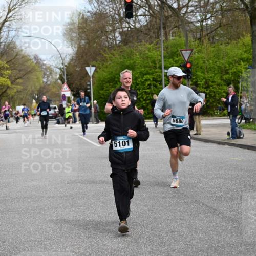 12.04.2026 - 45. Internationalen Wilhelmsburger Insellauf J. Mangold http://msf.ph/oto/9509032 12.04.2026 12:56:13 Ziel 5118, 3404, 2344, 5114, 5255, 4269, 3627, 5133, 5680, 4545, 5101, 4261, 4933, 5131, 5184, 5446, 4859, 5729, 5134, 3620, 4848, 5410, 4168, 4168, 4921, 4922, 4237, 5094, 4835, 5141, 5549, 5163 meine-sportfotos.de