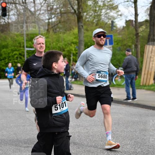 12.04.2026 - 45. Internationalen Wilhelmsburger Insellauf J. Mangold http://msf.ph/oto/9509043 12.04.2026 12:56:14 Ziel 5118, 3404, 2344, 5114, 5255, 4269, 3627, 5133, 5680, 4545, 5101, 4261, 4933, 5131, 5131, 5184, 5446, 4859, 5729, 5134, 3620, 4848, 5410, 4168, 4921, 4922, 4921, 4922, 4237, 5094, 4835, 5141, 5549, 5163 meine-sportfotos.de