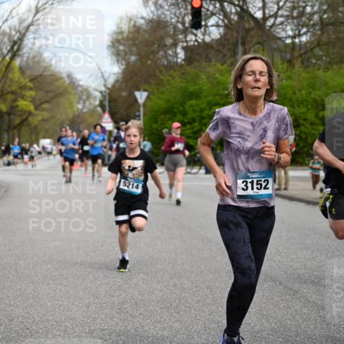 12.04.2026 - 45. Internationalen Wilhelmsburger Insellauf J. Mangold http://msf.ph/oto/9509603 12.04.2026 12:57:57 Ziel 4938, 3213, 2447, 5211, 4968, 2707, 5169, 5214, 4955, 3396, 5228, 5689, 2771, 5687, 2058, 3152, 4535, 5260, 2493, 2550, 3479, 4873, 4344, 3889, 3309, 5613, 3525, 5422, 3088 meine-sportfotos.de