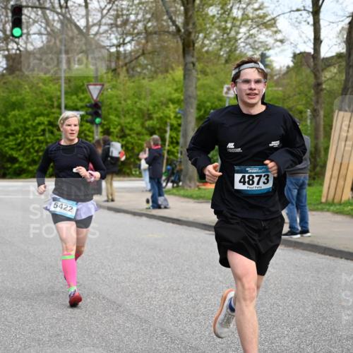 12.04.2026 - 45. Internationalen Wilhelmsburger Insellauf J. Mangold http://msf.ph/oto/9509679 12.04.2026 12:58:16 Ziel 4955, 3396, 5228, 5689, 2771, 5687, 2058, 3152, 4535, 5260, 2493, 2550, 3479, 4873, 4344, 3889, 4344, 3889, 3309, 5613, 3525, 5422, 3088, 3255, 5174, 5846, 3286, 3623, 4822 meine-sportfotos.de