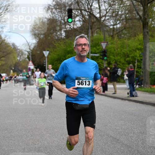 12.04.2026 - 45. Internationalen Wilhelmsburger Insellauf J. Mangold http://msf.ph/oto/9509696 12.04.2026 12:58:18 Ziel 3396, 5228, 5689, 2771, 5687, 2058, 3152, 4535, 5260, 2493, 2550, 3479, 4873, 4344, 3889, 3309, 5613, 3525, 5613, 3525, 5422, 3088, 3255, 5174, 5846, 3286, 3623, 4822, 2015 meine-sportfotos.de