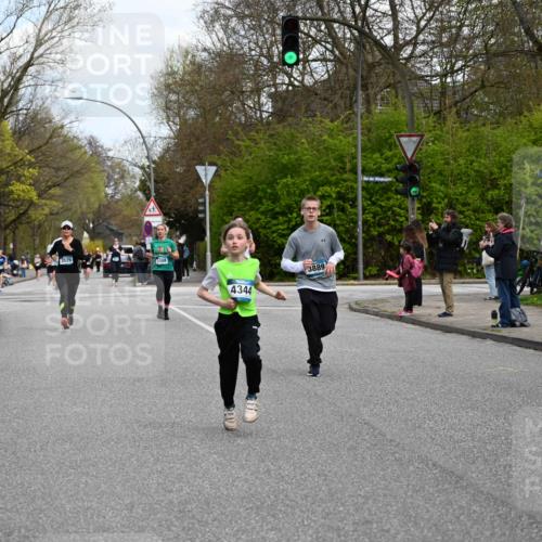 12.04.2026 - 45. Internationalen Wilhelmsburger Insellauf J. Mangold http://msf.ph/oto/9509702 12.04.2026 12:58:21 Ziel 5687, 2058, 3152, 4535, 5260, 2493, 2550, 3479, 4873, 4344, 3889, 3309, 5613, 3525, 5422, 3088, 3255, 5174, 5174, 5846, 3286, 3623, 4822, 2015, 3926 meine-sportfotos.de