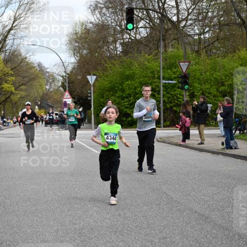 12.04.2026 - 45. Internationalen Wilhelmsburger Insellauf J. Mangold http://msf.ph/oto/9509704 12.04.2026 12:58:21 Ziel 5687, 2058, 3152, 4535, 5260, 2493, 2550, 3479, 4873, 4344, 3889, 3309, 5613, 3525, 5422, 3088, 3255, 5174, 5174, 5846, 3286, 3623, 4822, 2015, 3926 meine-sportfotos.de