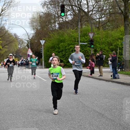 12.04.2026 - 45. Internationalen Wilhelmsburger Insellauf J. Mangold http://msf.ph/oto/9509708 12.04.2026 12:58:21 Ziel 5687, 2058, 3152, 4535, 5260, 2493, 2550, 3479, 4873, 4344, 3889, 3309, 5613, 3525, 5422, 3088, 3255, 5174, 5174, 5846, 3286, 3623, 4822, 2015, 3926 meine-sportfotos.de