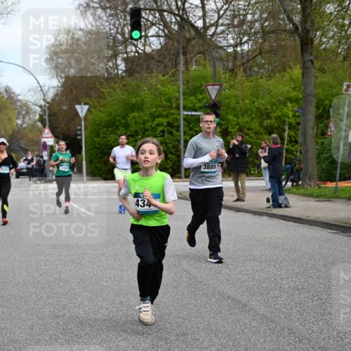 12.04.2026 - 45. Internationalen Wilhelmsburger Insellauf J. Mangold http://msf.ph/oto/9509714 12.04.2026 12:58:22 Ziel 2058, 3152, 4535, 5260, 2493, 2550, 3479, 4873, 4344, 3889, 3309, 5613, 3525, 5422, 3088, 3255, 5174, 5846, 5846, 3286, 3623, 4822, 2015, 3926 meine-sportfotos.de