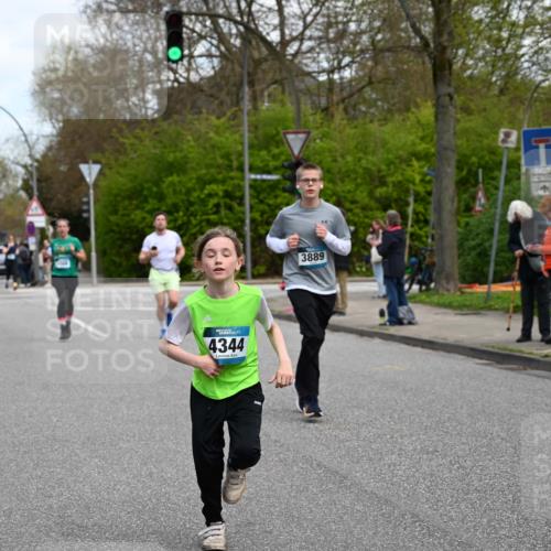 12.04.2026 - 45. Internationalen Wilhelmsburger Insellauf J. Mangold http://msf.ph/oto/9509717 12.04.2026 12:58:22 Ziel 2058, 3152, 4535, 5260, 2493, 2550, 3479, 4873, 4344, 3889, 3309, 5613, 3525, 5422, 3088, 3255, 5174, 5846, 5846, 3286, 3623, 4822, 2015, 3926 meine-sportfotos.de