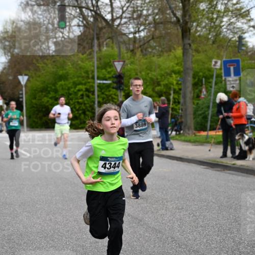 12.04.2026 - 45. Internationalen Wilhelmsburger Insellauf J. Mangold http://msf.ph/oto/9509720 12.04.2026 12:58:22 Ziel 2058, 3152, 4535, 5260, 2493, 2550, 3479, 4873, 4344, 3889, 3309, 5613, 3525, 5422, 3088, 3255, 5174, 5846, 5846, 3286, 3623, 4822, 2015, 3926 meine-sportfotos.de